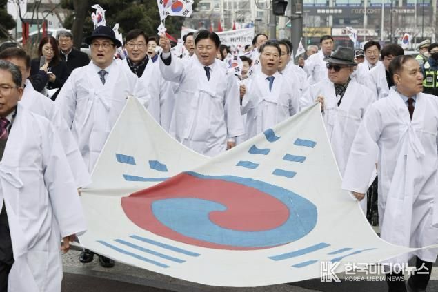 조용익 부천시장(가운데)이 지난 3월 106주년 3.1절 행사 거리행진에 참여했다.