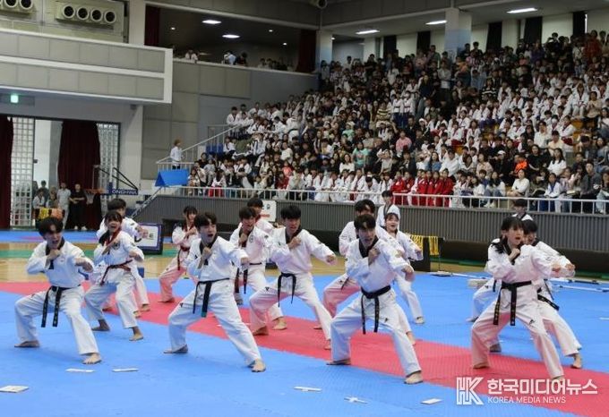 20일 열린 제32회 화성특례시장배 태권도대회에서 선수들이 경기를 하고 있다