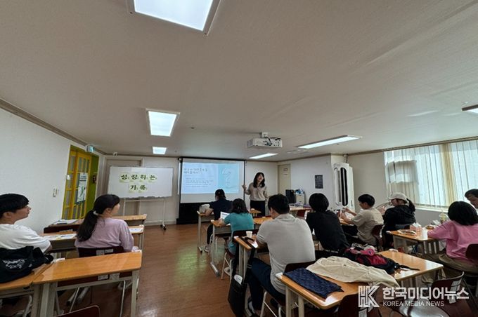 다문화 및 외국인 가족들이 성평등교육을 수강중이다.