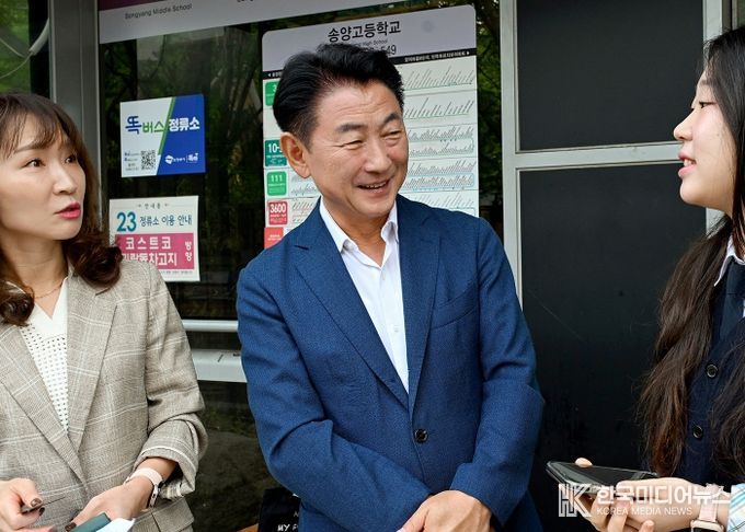 김동근 시장이 9월 24일 ‘의정부 학생 통학버스’ 1주년을 맞아 송양고등학교 정류소에서 조아진 학생을 만나 인사를 나누고 있다.