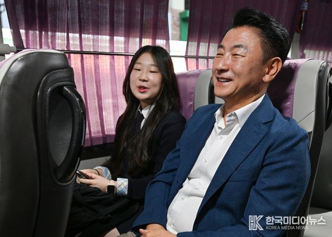 김동근 시장이 9월 24일 ‘의정부 학생 통학버스’ 1주년을 맞아 조아진 학생과 함께 통학버스에 탑승해 이야기를 나누고 있다.