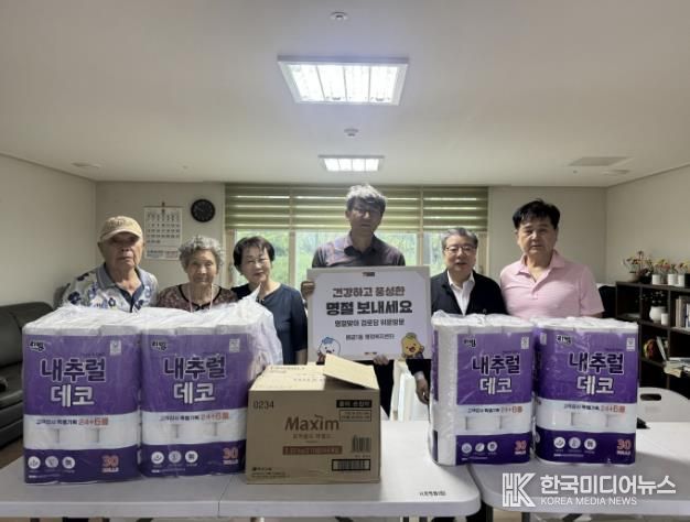 시흥시 배곧1동, 추석 맞아 관내 경로당 11곳 방문…어르신께 위문품 전달