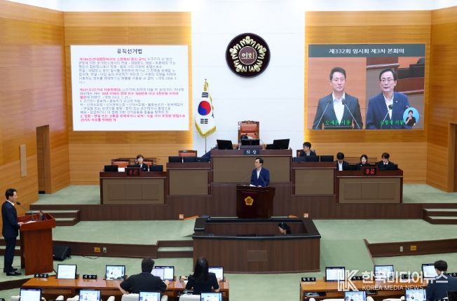 김형재 의원이 8월 29일 오세훈 서울시장에게 ‘역사 내 선거운동 사전신고 및 허가제' 폐지를 촉구하는 시정질문을 하고 있다.