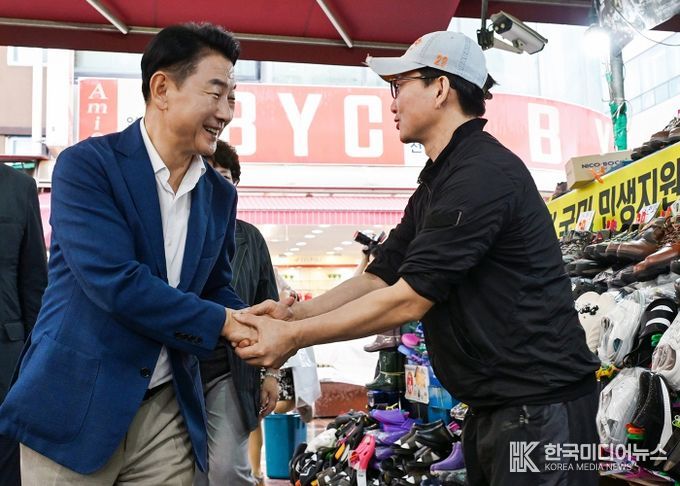 김동근 시장이 9월 24일 추석 명절을 앞두고 전통시장을 찾아 상인들과 소통의 시간을 가졌다.