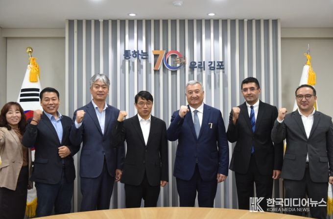 이석범 김포시 부시장은 25일 시청 소통실에서 올림 나즈룰라예프 우즈베키스탄 민족관계 및 해외동포위원회 부위원장과 차담을 갖고 국제교류 방안을 논의했다.