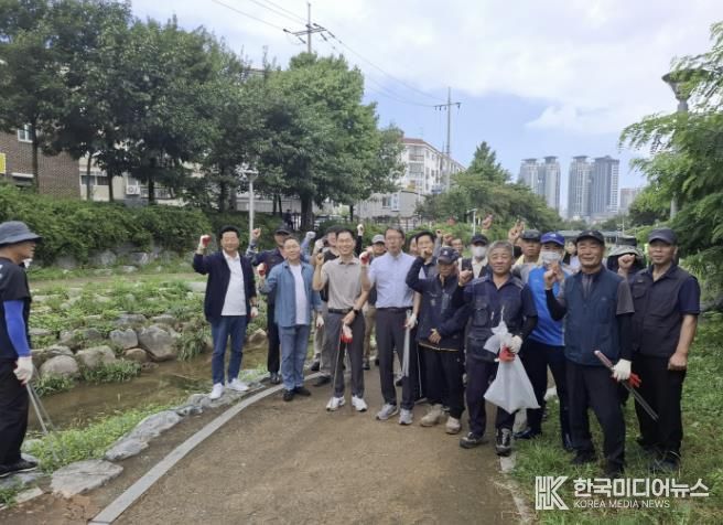 추석 앞두고 시흥시 신천 도심지 하천 정화 활동 실시