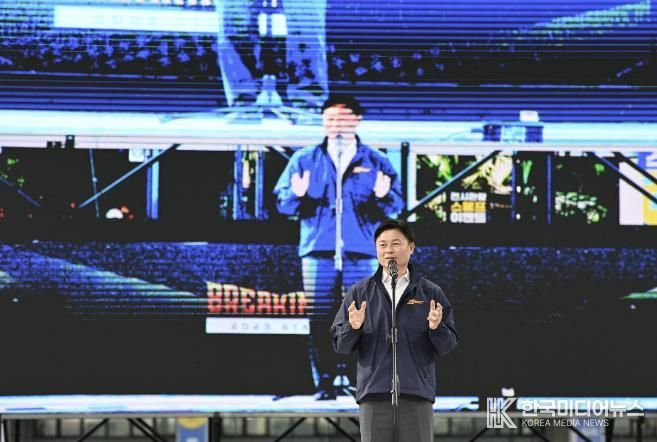조용익 부천시장이 ‘제10회 부천국제브레이킹대회(BIBC)’에서 인사말을 하고 있다.