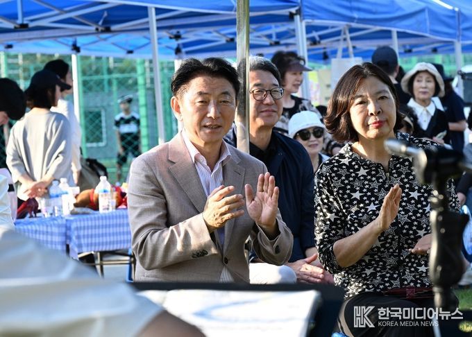 김동근 시장이 9월 27일 ‘2025년 송산3동 도란도란 반려동물 용품 나눔장터’ 행사장에 방문해 문화공연을 관람하고 있다.