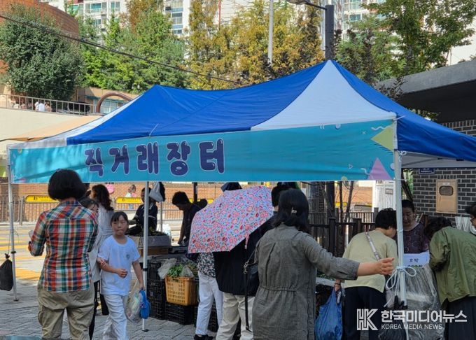 광명시 철산4동 주민자치회는 지난 27일 광덕어린이공원에서 주민세 마을사업의 일환으로 ‘탄소중립 직거래장터’를 열었다.