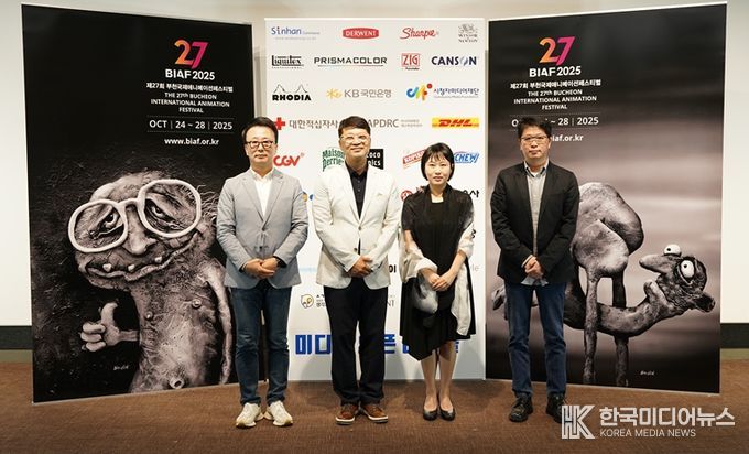 왼쪽부터, 김경호 집행위원장, 서채환 조직위원장, 크리스틴 윤, 객원프로그래머, 김성일 수석프로그래머