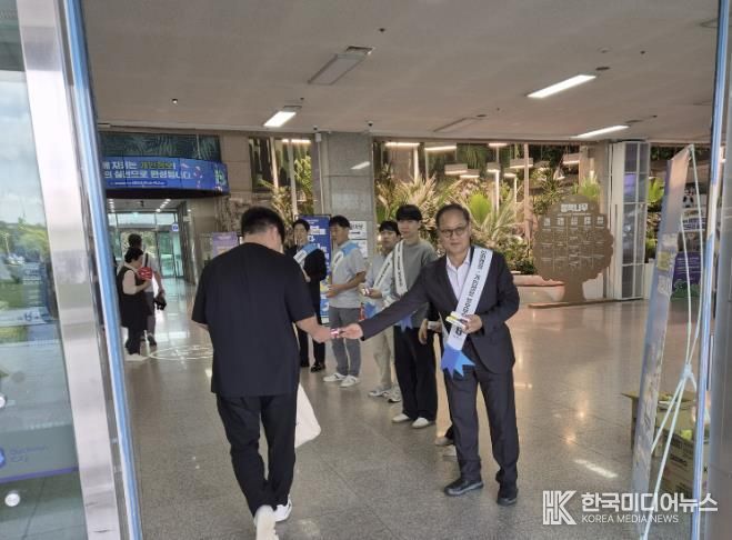 오동택 부천시 행정안전국장과 부천시 직원들이 시청 로비에서 개인정보보호 생활화 캠페인을 하고 있다.