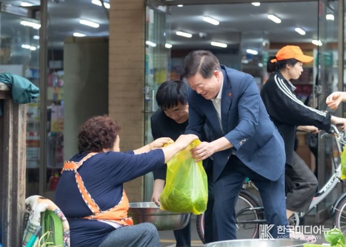 박승원 광명시장이 30일 광명새마을시장을 찾아 성수품 가격을 살피고, 광명사랑화폐로 직접 장을 보며 현장 물가를 점검하고 있다.