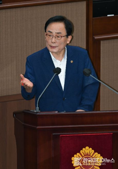 서울시의회 김형재 의원이 8월 29일 열린 제322회 서울시의회 본회의에서 시정질문을 하고 있다.