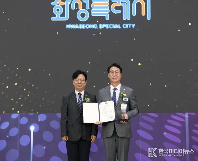 정명근 화성특례시장이 지난달 30일 2025년 전국 지자체 일자리대상에서 공시제 부문 최우수상을 수상하고 김영훈 고용노동부 장관과 기념 촬영을 하고 있다