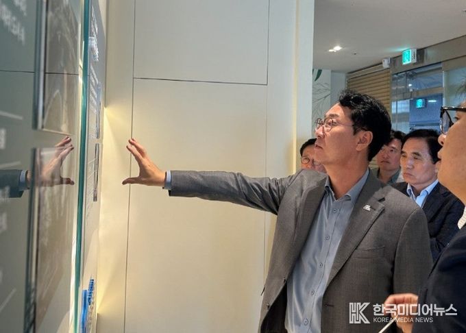 정명근 화성특례시장이 1일 경부직선화 상부공원 현장 상황실을 찾아 공사 진행상황을 점검하고 있다