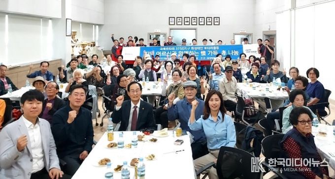 1일 경로의달 기념 화성특례시 동탄3동이 정가득효나눔 행사 참석자들이 기념촬영을 하고 있다