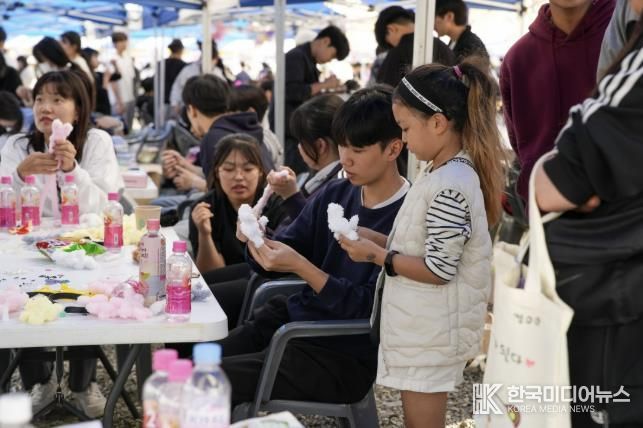2024년 제9회 시흥시 청소년동아리축제에서 아이들이 체험 프로그램에 참여하고 있다.