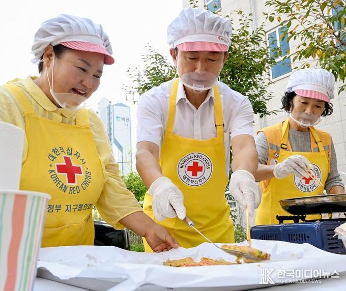 김동근 시장이 10월 1일 대한적십자사 의정부시협의회(회장 양점숙)와의 ‘추석맞이 오색전 나눔행사’에서 전을 부치고 있다.