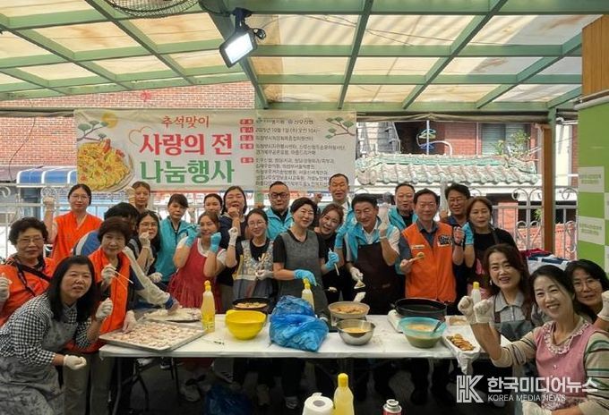 김동근 시장이 10월 1일 ‘사랑의 전 만들기’ 봉사활동 현장에서 참여자들과 함께 기념사진을 찍고 있다.