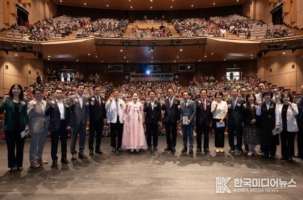 김동근 시장이 10월 1일 ‘제29회 노인의 날 기념식’에서 참석자들과 기념사진을 찍고 있다.