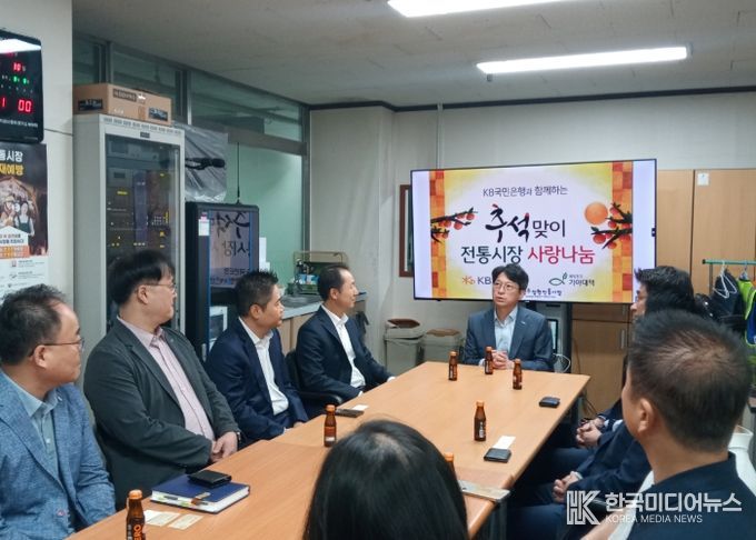 홍지선 부시장 및 안계창 상인회장 등 행사 관계자들이 사업 추진 관련 의견을 나누고 있다.