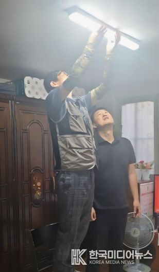 광명시 행복마을관리소 관계자가 광명동의 한 주거 취약계층 가정에 방문해 형광등 교체를 진행하고 있다.