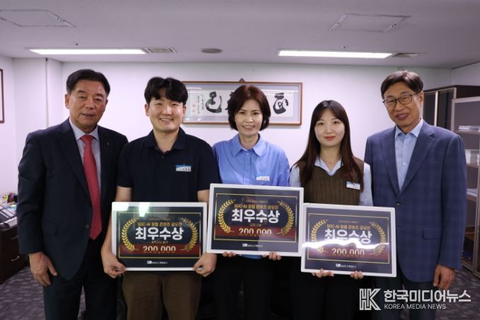 성남도시개발공사 이희석 사장(왼쪽)이 SDC-AI 청렴 콘텐츠 공모전 수상자들과 기념촬영을 하고 있다.