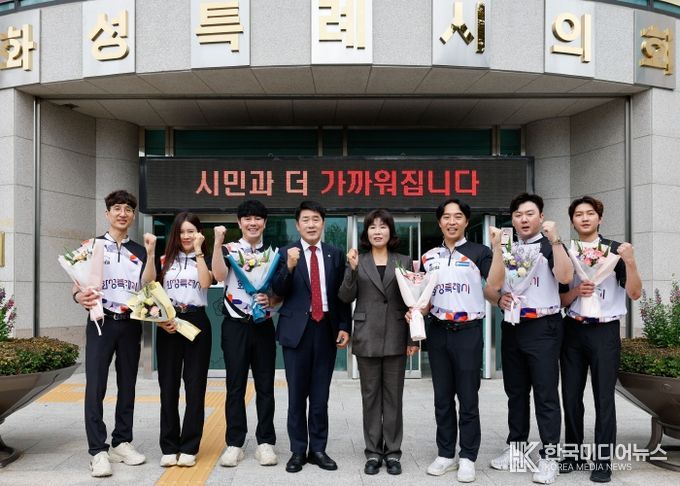 간담회 참석자 단체사진