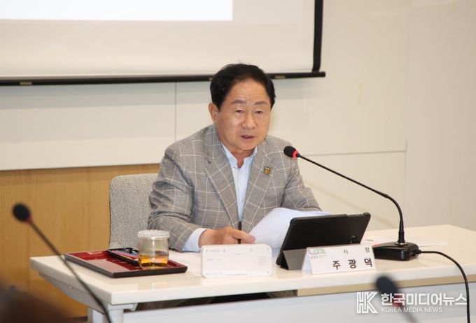 아동권리 실현을 위한 내부정책조정기구 회의에서 발언하는 주광덕 시장