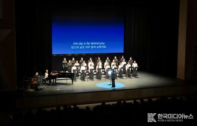 지난 11일 광명극장에서 청년 합창단 '위드(WITH)'의 제2회 정기연주회가 진행 중이다.