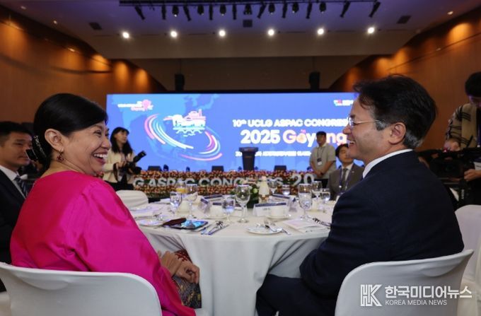 (24일)환영만찬에 참석한 이동환 고양특례시장과 버나디아 찬드라데위 UCLG ASPAC 사무총장