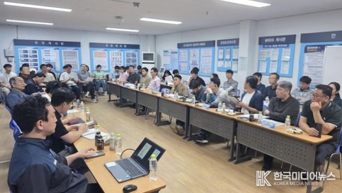 기반시설 TF팀이 현장점검 전 사업진행상황을 공유하고 있다.