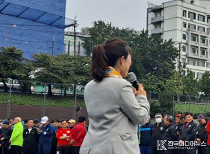 구미경의원이 행사에 참가하여 축사를 전하고 있다