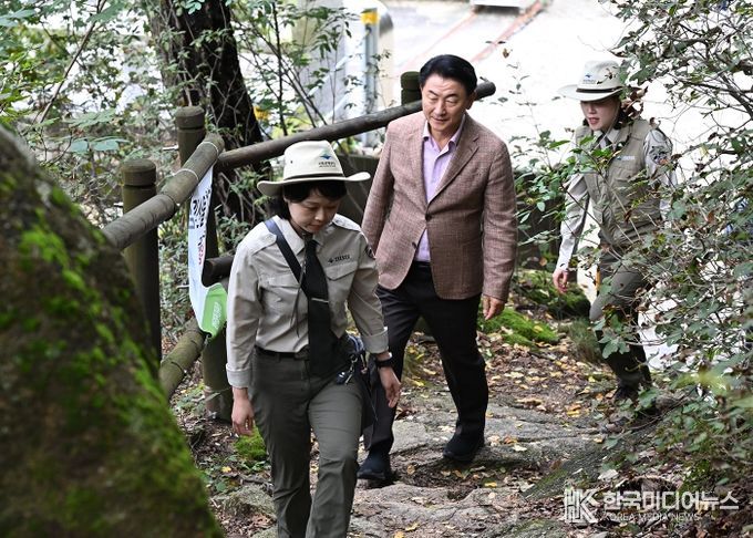김동근 시장이 10월 14일 북한산국립공원 의정부 구간(회룡탐방로)에서 국립공원공단 자연환경해설사와 함께하는 현장 탐방 및 소통의 시간을 가졌다.