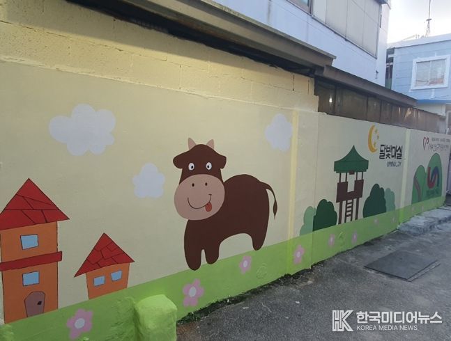 붓끝으로 물든 골목, 마음으로 피어난 마음