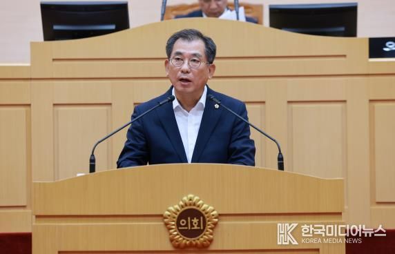 10월 15일 전남도의회 본회의장에서 최병용 의원이 ‘해양쓰레기 대응의 국가책임 강화 촉구 건의안’에 대한 제안설명을 하고 있다.