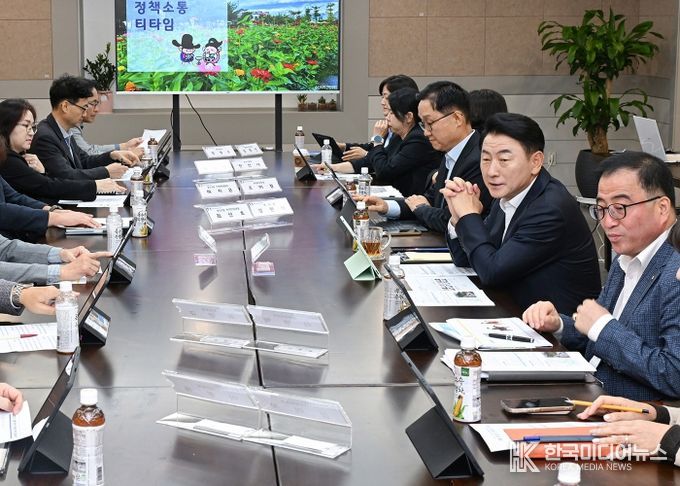 김동근 시장이 10월 15일 시청 회룡홀에서 ‘10월 동장단 정책소통 티타임’을 진행하고 있다.