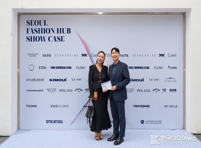 서울패션허브 쇼케이스에 참석한 서울시의회 김규남 의원(우)과 (사)한국패션디자이너연합회 곽현주 부회장