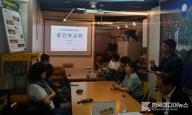 이희문 금곡홍유릉상점가 상인회장이 중간보고회 참석자들에게 그간 추진 사항 등에 대해 설명하고 있다.