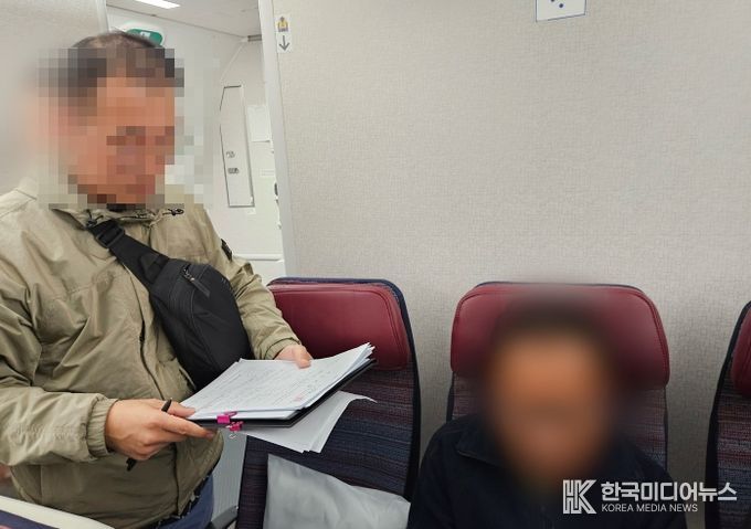 올해 4월 옥계항 최대 규모 코카인 밀반입 국외 도피사범에 대하여 동해지방청 소속 해양경찰관이 체포영장을 집행하고 있다