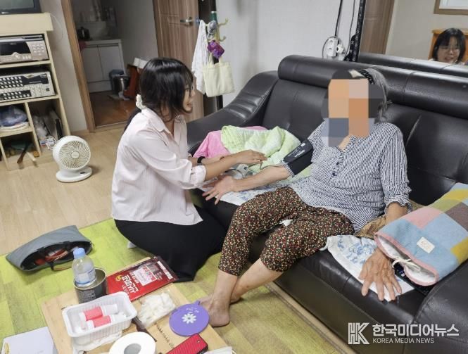 인주면 찾아가는 보건복지팀이 ‘건강 플러스 사업’을 통해 대상자의 혈압을 측정하고 상담을 진행 하는 모습