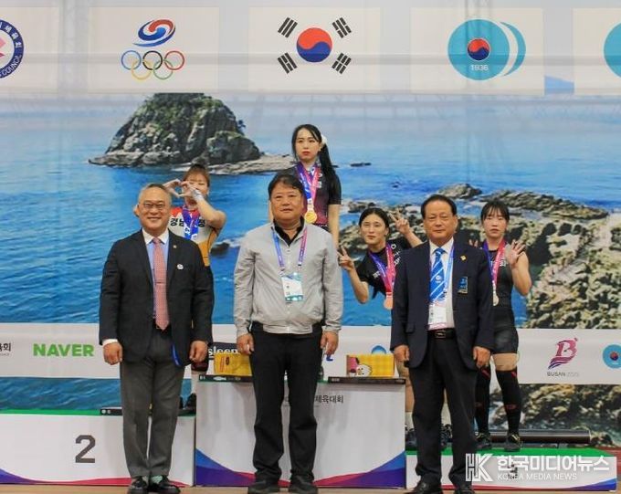 수상대에서 금메달을 걸고 선수들과 기념사진 찍는 신재경 선수(수상대 왼쪽 2번째)