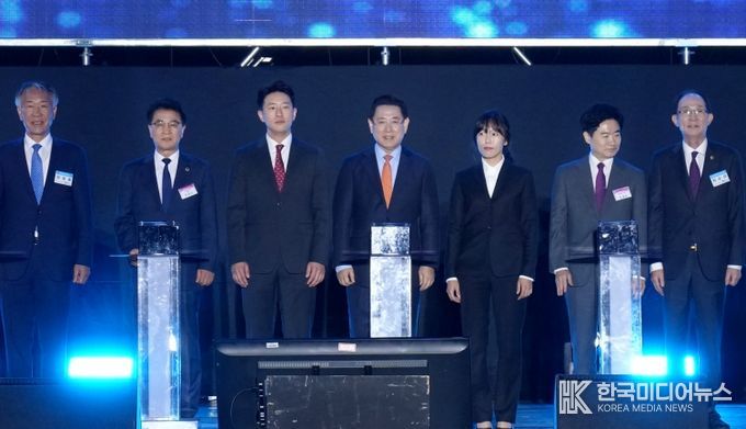 김영록 전라남도지사가 24일 도청 OK도민광장에서 열린 ‘제29회 전라남도 도민의 날’ 기념행사에 참석해 주요내빈들과 퍼포먼스를 하고 있다.