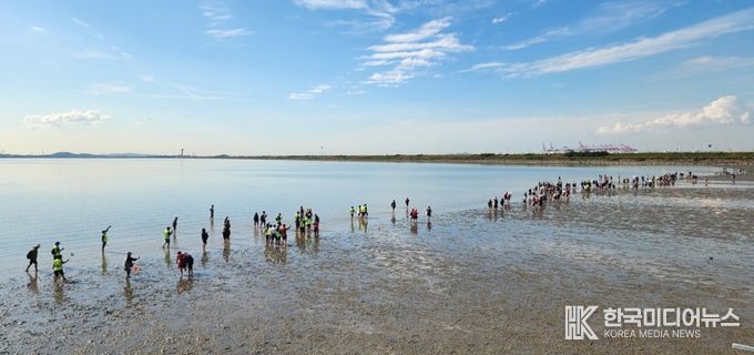 ‘2025 시화호 갯벌 맨발걷기 페스타’ 로 치유ㆍ회복 시간 선사