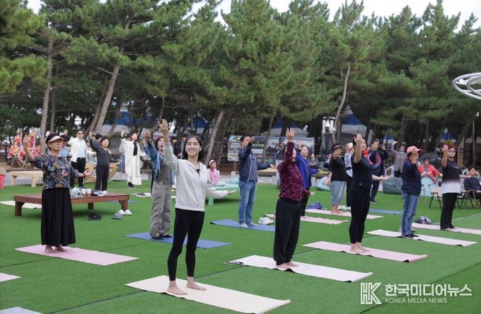 2024년도 영덕국제H웰니스페스타 현장에서 방문객들이 요가 체험을 하고 있다.