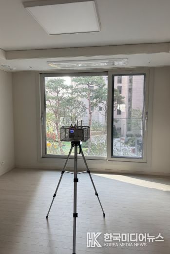 신축 아파트 대상으로 실내공기질 오염도 검사 실시하는 모습