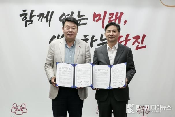 협약식(왼쪽부터 오성환 당진시장, 대한법률구조공단 김영진 이사장)