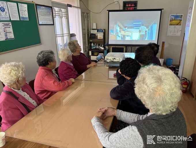 통장공동체‘마을 사랑지기’ 경로당 힐링시네마 상영