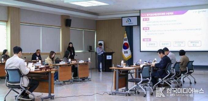 노기수 대덕구 부구청장과 공유재산심의회 위원들이 28일 구청 대회의실에서 제4회 공유재산심의회를 열고 안건을 심의하고 있다.