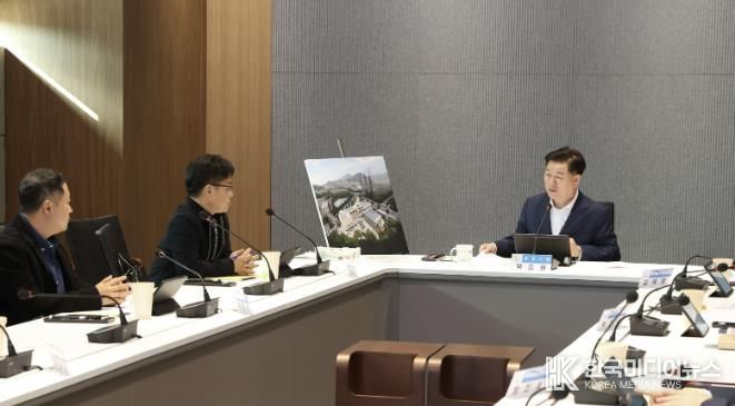 박승원 광명시장이 29일 시청 컨퍼런스룸에서 열린 ‘일직동 문화예술복합센터 및 공공도서관 건립공사 기본 및 실시설계 용역’ 최종보고회에 참석해 발언하고 있다.